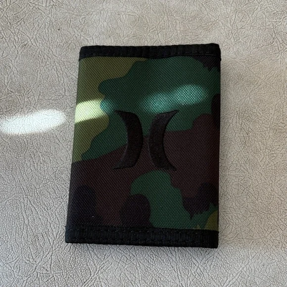Men’s Hurley camo wallet NWOT