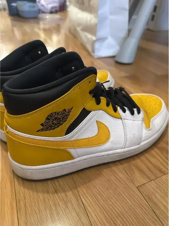 Air Jordan 1 Retro High OG Yellow Toe Sneakers US 13