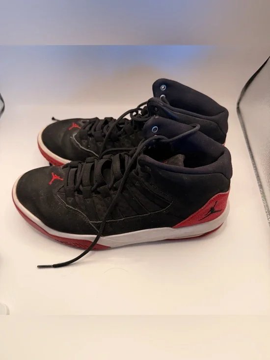 Nike Air Jordan Max Aura Black/Red, Size 8.5
