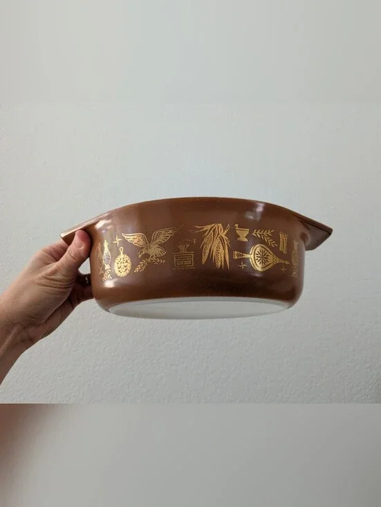 VTG Pyrex Oval Casserole Dish 1-1/2 Quart in Early American Gold on Brown #043