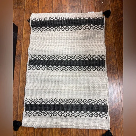 Threshold Black and Cream Patterned‎ Door Mat with tassels 30”x50”