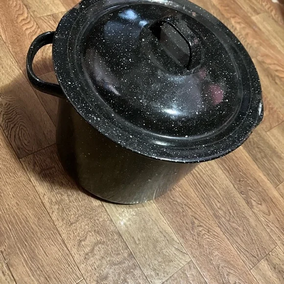 Black Dutch Oven with Sturdy Handles