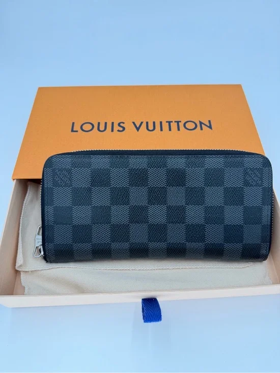 Unisex Louis Vuitton Damier Graphite Zip-Around Wallet in Excellent Condition!🩶