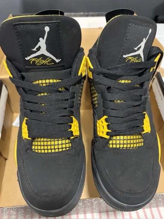 Air Jordan 4 Retro Black & Yellow - 7.5 men’s