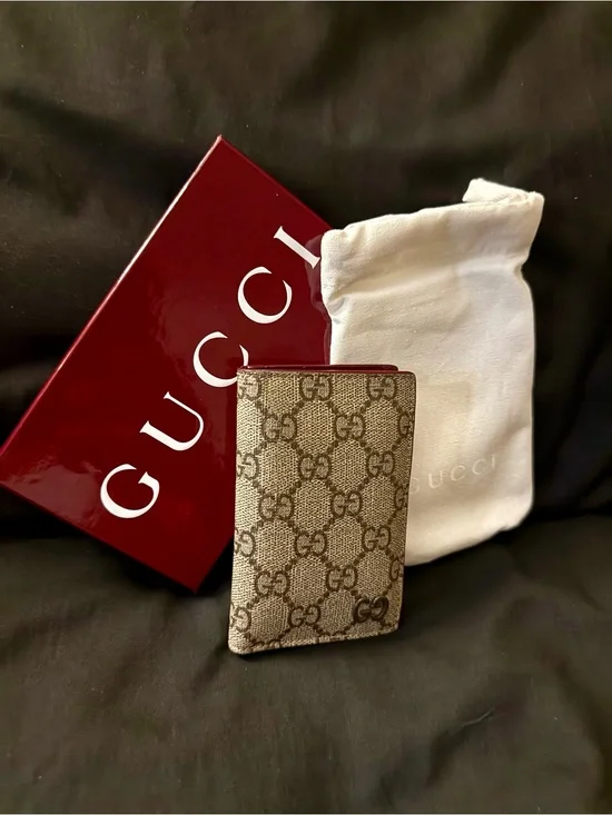 Gucci GG Supreme Beige Brown Card Case with Red Trim