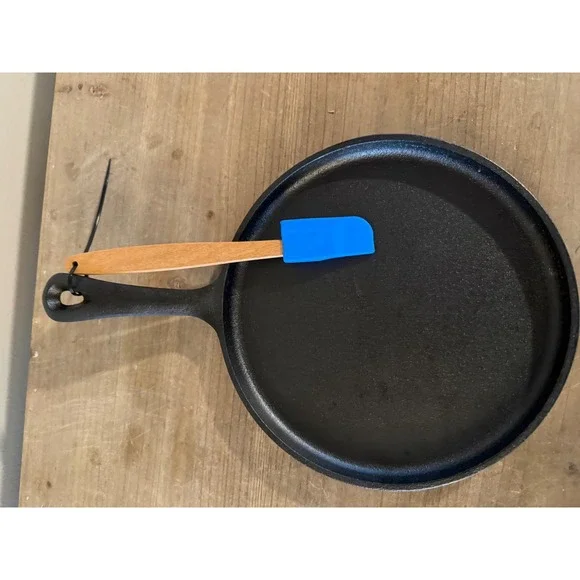 Galerie Cast Iron Round Griddle Pan with Hershey Kisses Mini Silicone Spatula‎