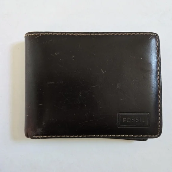 Fossil Bi-fold mens brown leather wallet