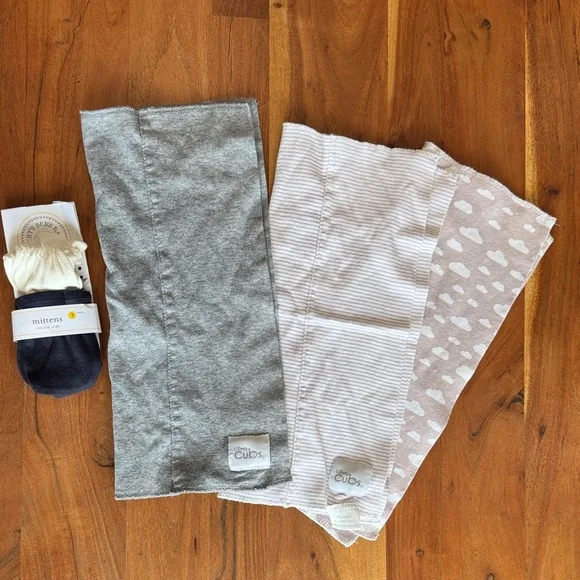 Baby Mittens and‎ Burp Cloth Set