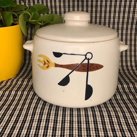 Vintage WESTBEND circa 1950s 2 quart stoneware bean pot / crock