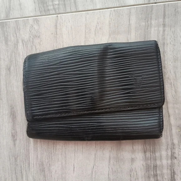 Louis Vuitton Authentic Epi Leather Key Holder Black For Men
