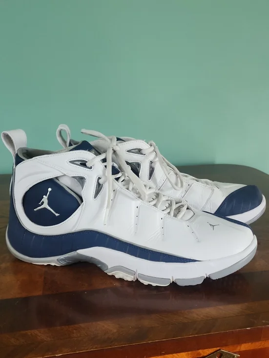 Jordan Jumpman Jeter Clutch Men’s White & Navy High-Top Basketball Sneakers