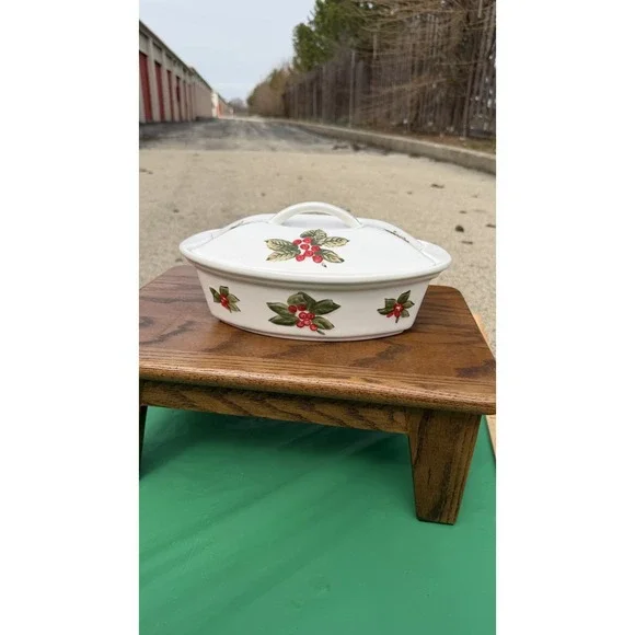 Temp-tations Oval‎ Casserole Dish w/ Lid Holly Berry Presentable Ovenware