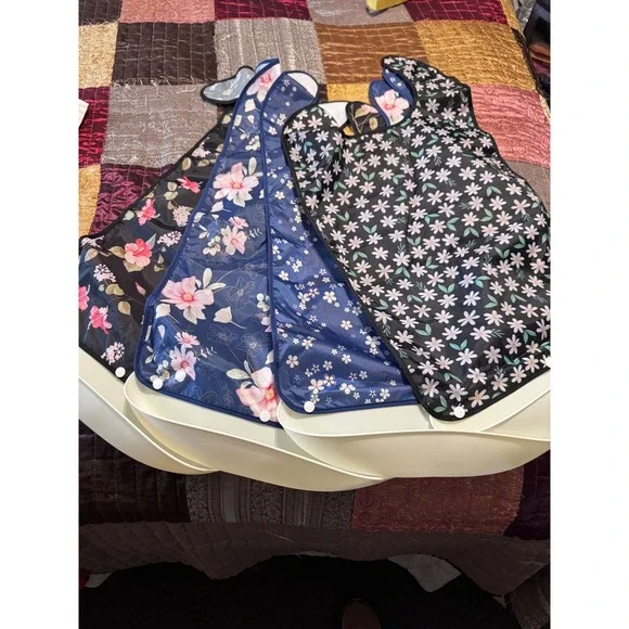 Set of 4 Waterproof Adult Bibs Floral Pattern with Crumb Catcher Pocket NWOT