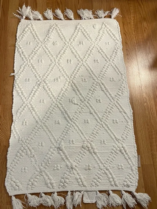 Rachel Zoe White Textured Woven Diamond Tassel Accent Rug Sz 24 x 27