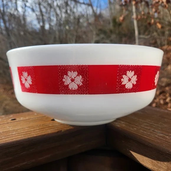 Vintage Federal Glass Milkglass 9.5