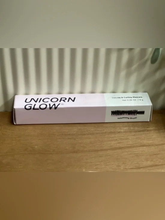 Unicorn Glow Volumizing Mascara