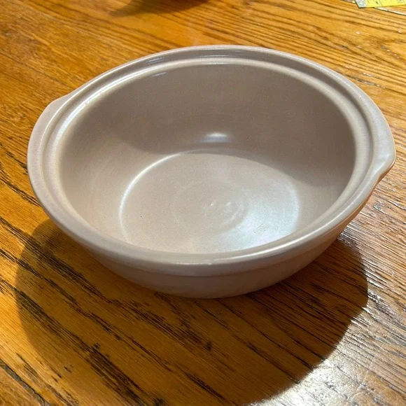 La Solana Scottsdale, AZ pottery. Casserole bowl.  Mauve/pink.