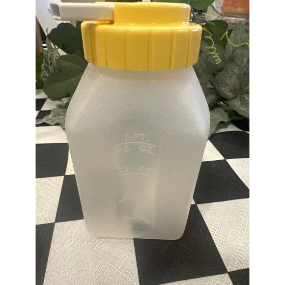 Rubbermaid Bottle Dispenser with Yellow Screw Top 1 Pint VTG plastic