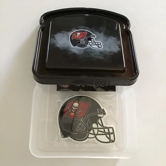 Tampa Bay Bucs Buccaneers NFL Football Helmet Magnet & Sandwich Keeper NEW