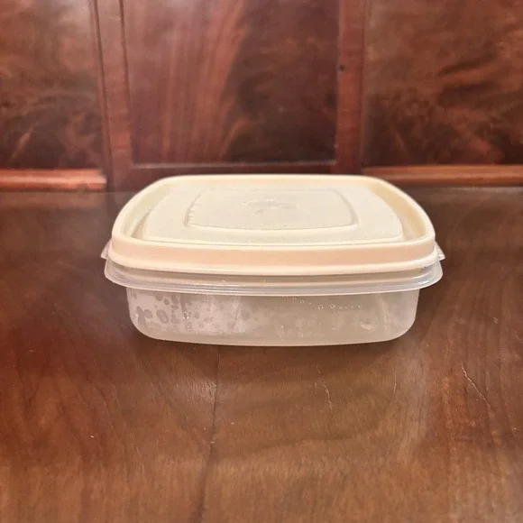 Vintage Rubbermaid Servin' Saver #1‎ Food Storage Container Almond Lid 2 Cups