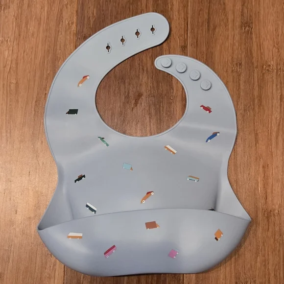 Mushie Silicone Adjustable Bib