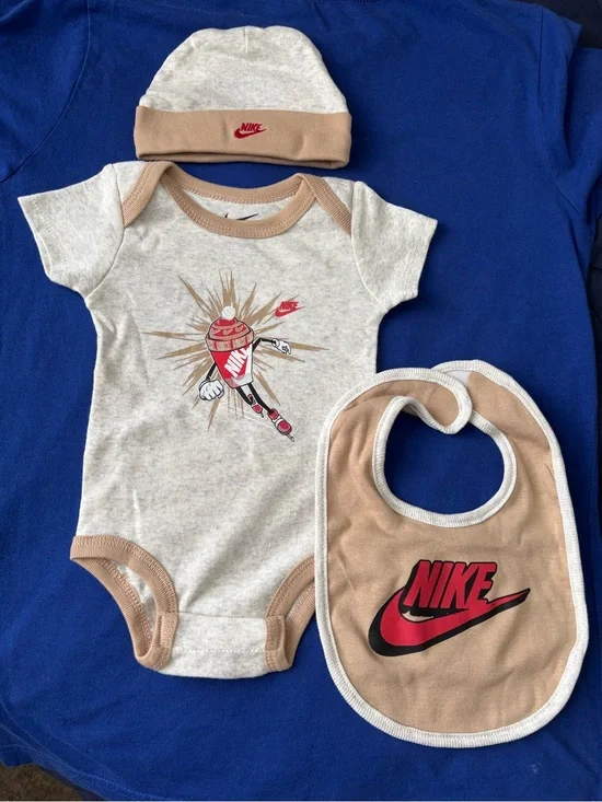 Nike 3-Piece set Newborn 0-6 Months