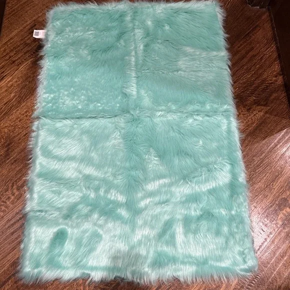 Zone Glam Faux Fur Rug Mint AQua Green In Excellent Condition Non Slip 44x30