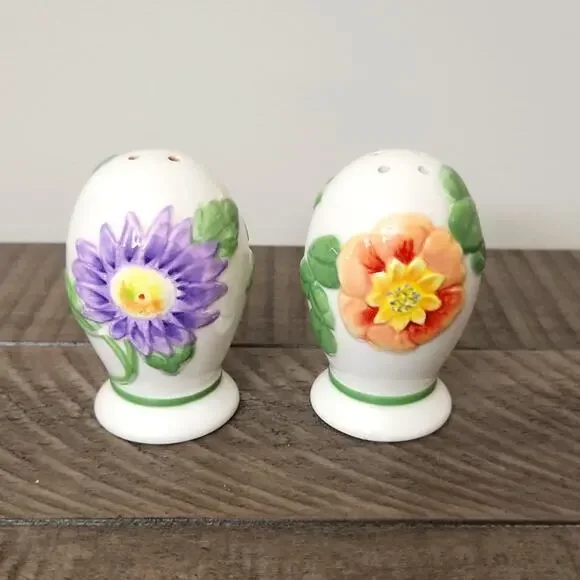 Pfaltzgraff Dahlia sculpted salt and pepper shakers floral