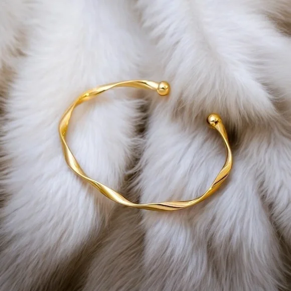 18k Gold tone ✨ gorgeous bracelet