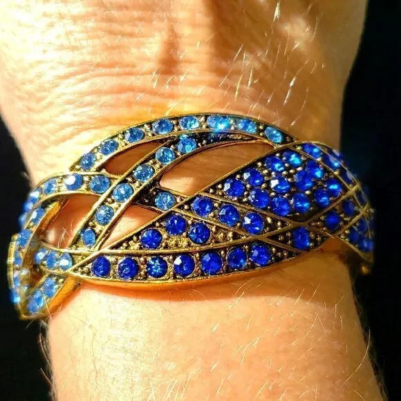 VNTG Goldtone Two-toned Blue Rhinestone Bracelet