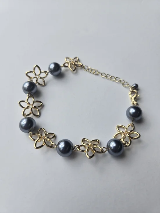 Chic Tropical Plumeria & Slate Grey Faux Pearl Fashion Bracelet