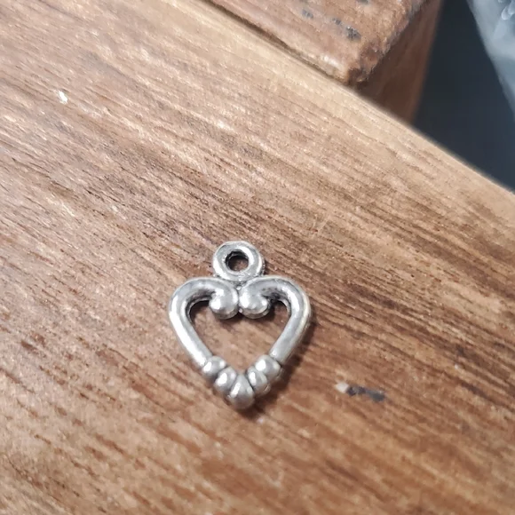 P270‎ Victorian Heart Charm
