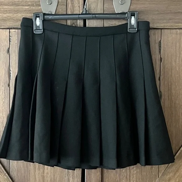 Aritzia Wilfred Pleated Lined Mini Skirt Black Size 8 EUC