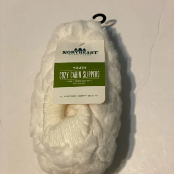 Northeast Outfitters White Cozy Cabin Slippers Youth SHOE SZ: 9K-1 Aloe Infused