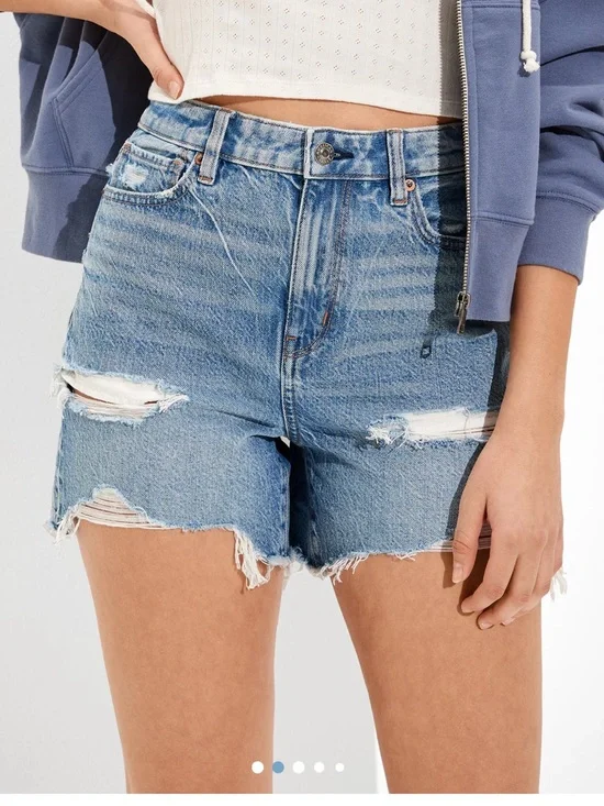 American Eagle Outfitters Baggy Mom Light Blue Distressed Denim Shorts, size 6