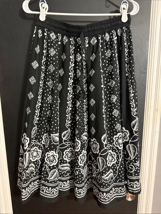 Jackpot Print Midi Elastic Waist Batik Skirt Size: OSFM Length: 26”