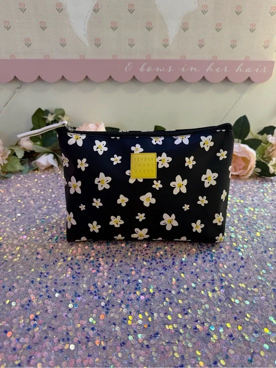 Tender Love + Carry Lg Travel/Cosmetic Bag in Black w/ Floral Pattern - LIKE NEW