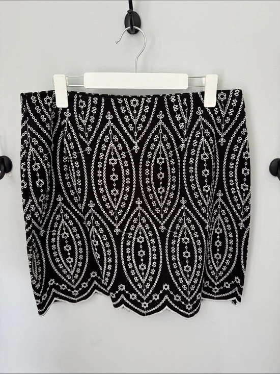 NWT Loft Black and White Embroidered Eyelet Pencil Skirt