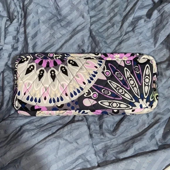 EUC Vera Bradley makeup bag. Zip closure