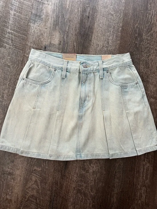 Levi's Mid-Rise Pleated Denim Mini Skirt- Size 28