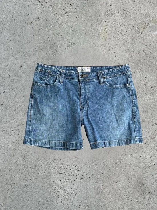 2000s Levi's denim shorts