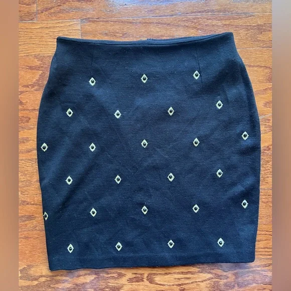 Elegant Black Skirt with Diamond Pattern Size L