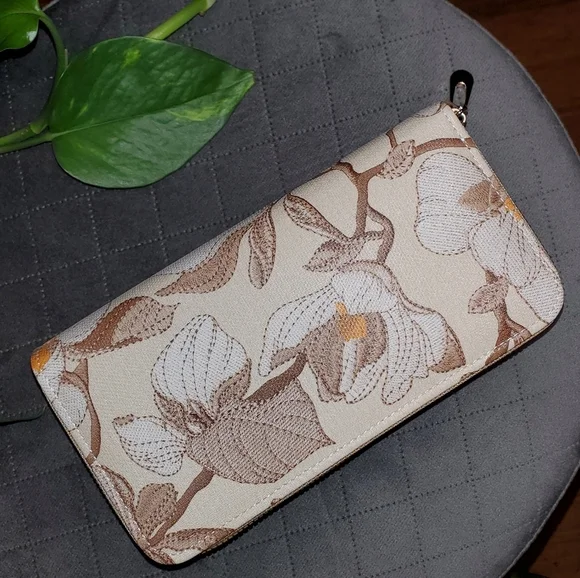 Faux Embroidered Flower Wallet 🌼 🌸 Tan Color