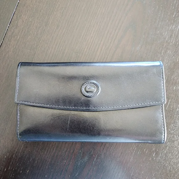 Black Smooth Leather Dooney & Bourke Wallet Elegant Sophisticated Minimalist