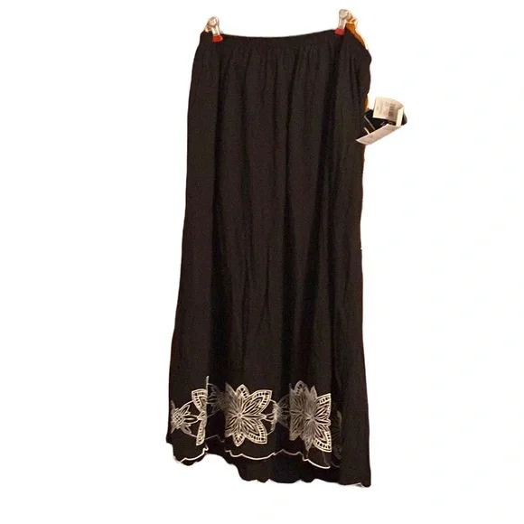 💜💜 JANE ASHLEY Black Embroidered Skirts NWT