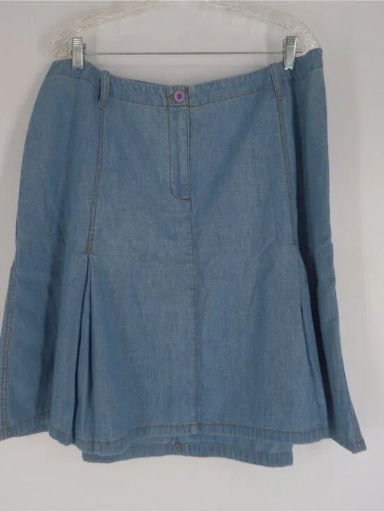 Woman's Lightweight Pleated Jean Skirt