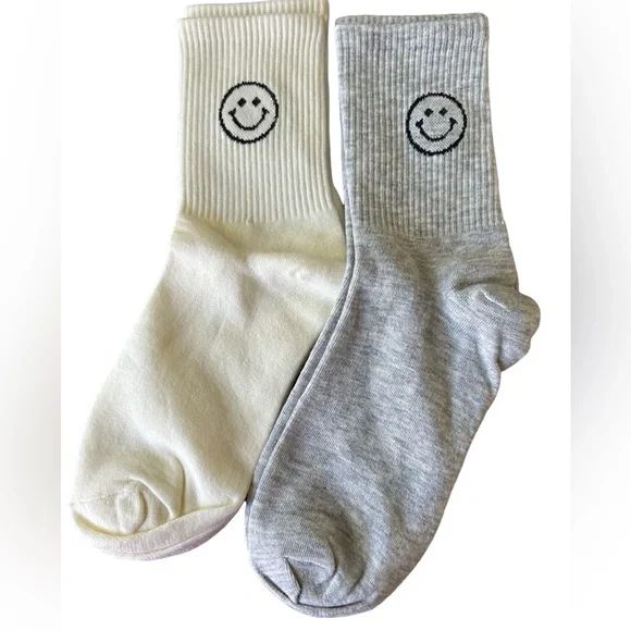 New Women’s Trendy Smiley Face Crew Socks (2 Pairs Total)