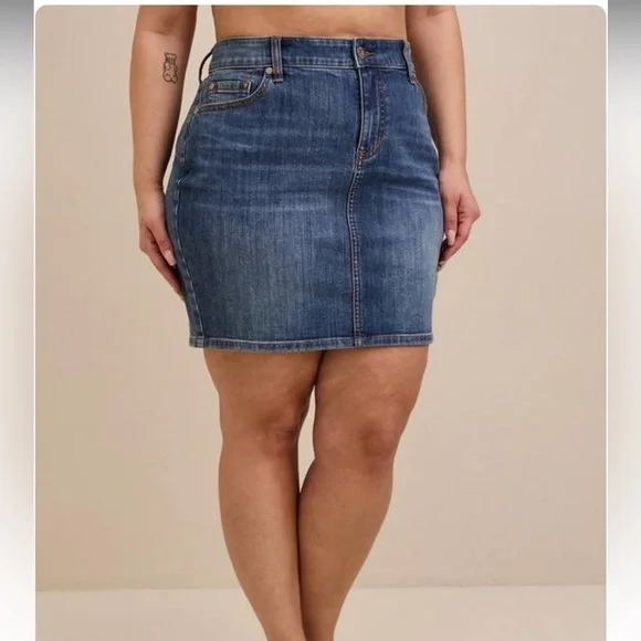 Torrid Mini Denim Straight Skirt Medium Wash Size 24 NWT