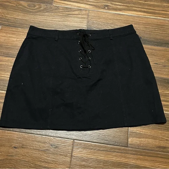 Forever 21 Skirt Short 2X Black NWT‎ Lace Up Detail Zipper Closure