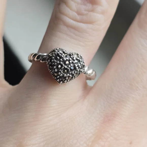 Vintage .925 HAN Marcasite Heart  Ring With twist Band Sz6.75-2.2 Mm